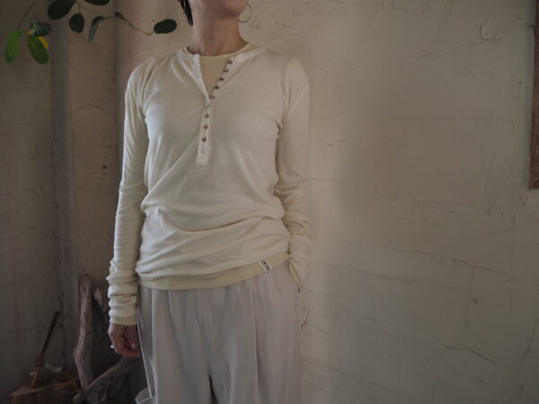 ETRÉ TOKYO 】ウールフライスヘンリーネックプルオーバー・クリーン