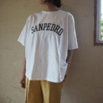 【MICA＆DEAL】”SANPEDRO”ヴィンテージウォッシュロゴT-shirt・リネンスキッパーブラウス・バックボタンニットベスト