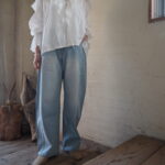 【 ETRÉ TOKYO 】カットオフフリルネックシャツ【 CCOMA 】バルーンカーブデニム //