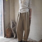 【 ETRÉ TOKYO 】スリーブヘンリーネックPO・ソフトコットンタックカーブパンツ・ボンディングレザートートバッグ //