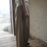 【 ETRÉ TOKYO 】スリーブヘンリーネックPO・ソフトコットンタックカーブパンツ・ボンディングレザートートバッグ //