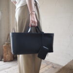 【 ETRÉ TOKYO 】スリーブヘンリーネックPO・ソフトコットンタックカーブパンツ・ボンディングレザートートバッグ //